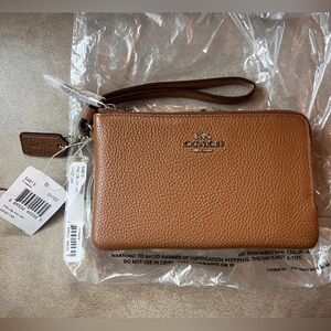 *NWT* COACH PEBBLE LEATHER DOUBLE ZIP WRISTLET